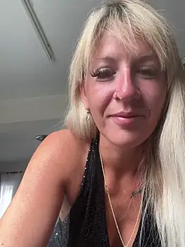 Snapshot of AtomBlondy chatting on May 20, 2026, 5:24 am AtomBlondy online show from May 20, 2026, 5:24 am