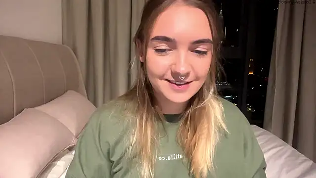 Snapshot of RoxyWet chatting on May 22, 2026, 2:33 pm RoxyWet online show from May 22, 2026, 2:33 pm