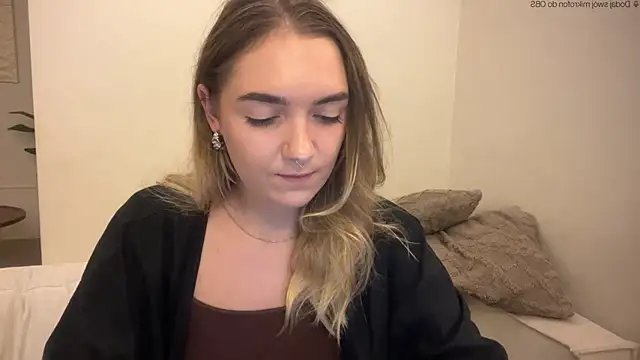 Snapshot of RoxyWet chatting on June 4, 2026, 12:22 pm RoxyWet online show from June 4, 2026, 12:22 pm