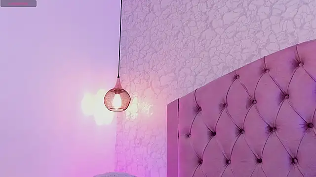 saraa joness  online show from April 19, 2026, 5:01 pm