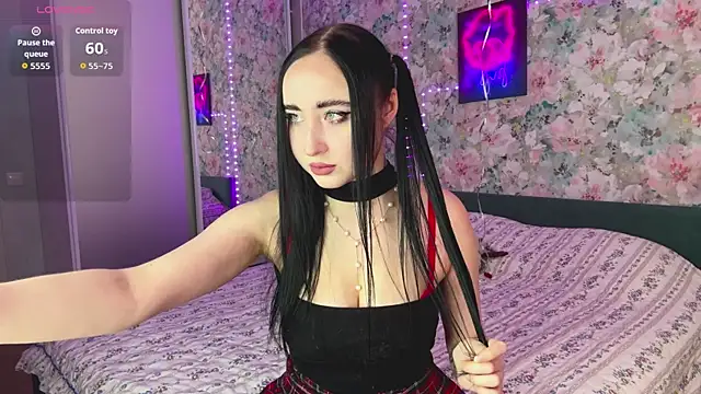 LizzyMooore online show from April 22, 2026, 11:12 am