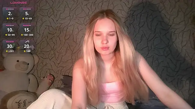 Snapshot of Alice_Pleasance chatting on June 4, 2026, 3:29 pm Alice Pleasance online show from June 4, 2026, 3:29 pm