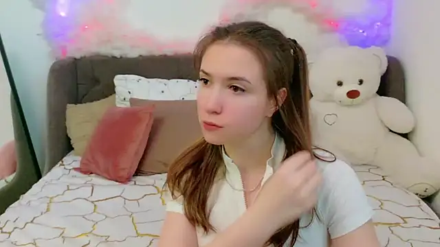 Snapshot of LeenMoonie chatting on June 21, 2026, 4:20 pm LeenMoonie online show from June 21, 2026, 4:20 pm