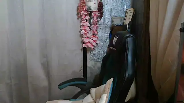 Snapshot of small_13 chatting on May 13, 2026, 2:58 pm small 13 online show from May 13, 2026, 2:58 pm