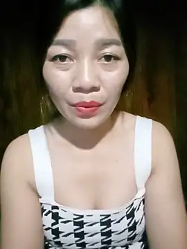 Yiyi102300 online show from May 27, 2026, 2:36 pm