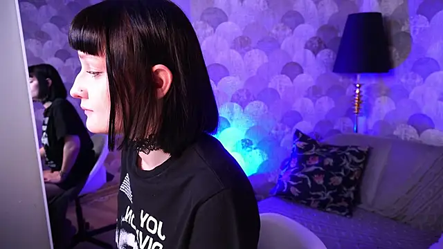 Velvet Lily online show from April 4, 2026, 8:39 pm