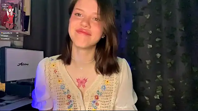 Snapshot of SarahHunnye chatting on April 13, 2026, 12:49 am SarahHunnye online show from April 13, 2026, 12:49 am