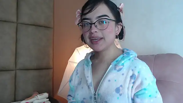 Snapshot of Mini_Rouse chatting on August 4, 2026, 6:32 pm Mini Rouse online show from August 4, 2026, 6:32 pm