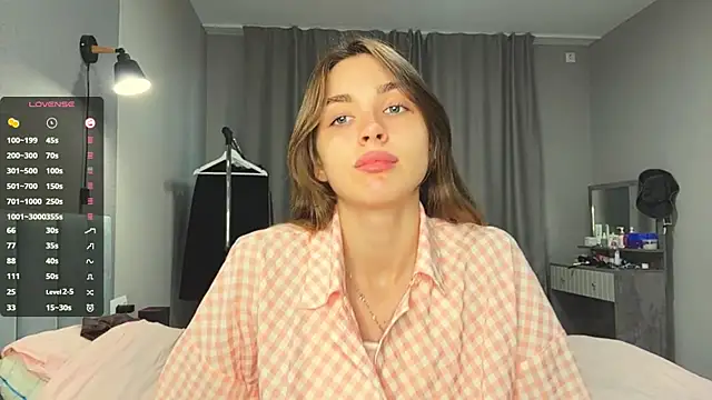 Snapshot of Veluxe chatting on July 18, 2026, 4:00 pm Veluxe online show from July 18, 2026, 4:00 pm