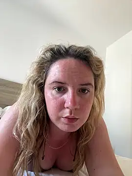 curvyneon online show from June 3, 2026, 3:06 pm