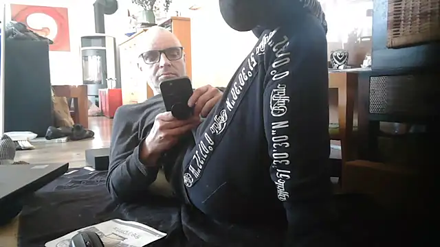 Snapshot of Thomate24 chatting on March 18, 2026, 1:25 pm Thomate24 online show from March 18, 2026, 1:25 pm