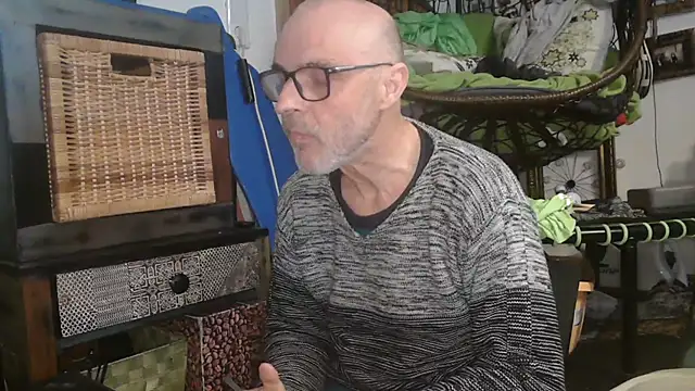 Snapshot of Thomate24 chatting on April 3, 2026, 6:44 am Thomate24 online show from April 3, 2026, 6:44 am