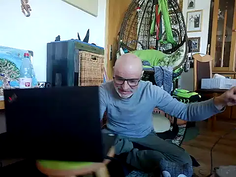 Snapshot of Thomate24 chatting on April 8, 2026, 12:38 pm Thomate24 online show from April 8, 2026, 12:38 pm