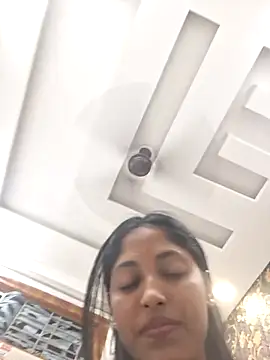 Pari lovers online show from April 18, 2026, 7:07 pm