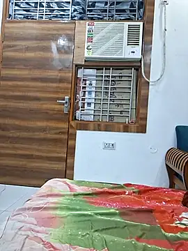 Pari lovers online show from April 22, 2026, 3:46 pm