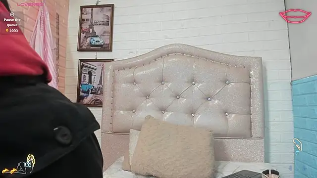 Snapshot of LITTLE-NESSA chatting on May 7, 2026, 1:05 pm LITTLE-NESSA online show from May 7, 2026, 1:05 pm