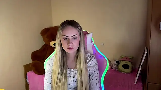 TiannaJedziniak online show from March 21, 2026, 3:26 pm