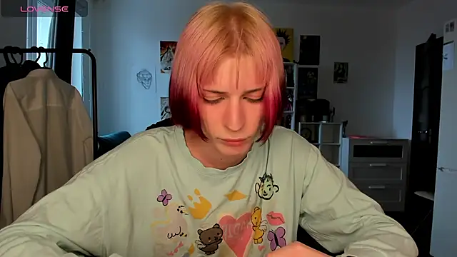 Snapshot of sweet_peach___ chatting on April 6, 2026, 11:22 am sweet peach online show from April 6, 2026, 11:22 am