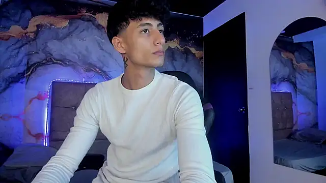 Snapshot of MaxiimoRomano_ chatting on May 8, 2026, 1:27 pm MaxiimoRomano online show from May 8, 2026, 1:27 pm