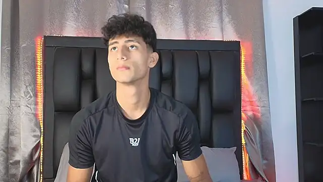 Snapshot of MaxiimoRomano_ chatting on June 16, 2026, 4:42 pm MaxiimoRomano online show from June 16, 2026, 4:42 pm