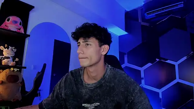 MaxiimoRomano  online show from July 11, 2026, 7:05 pm