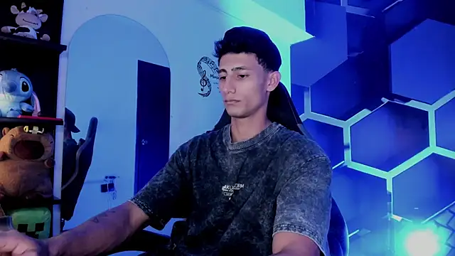MaxiimoRomano  online show from July 24, 2026, 7:23 pm