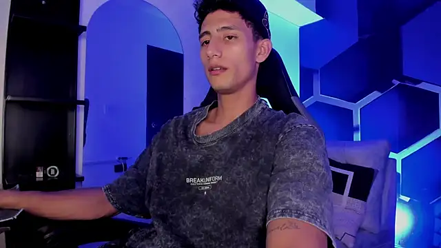MaxiimoRomano  online show from August 5, 2026, 7:17 pm