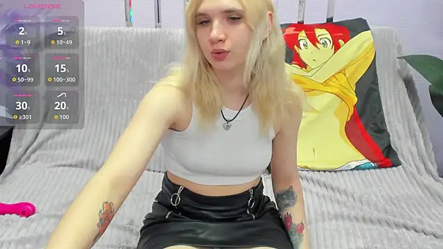 Snapshot of Naomi_Blondie chatting on March 22, 2026, 9:23 am Naomi Blondie online show from March 22, 2026, 9:23 am