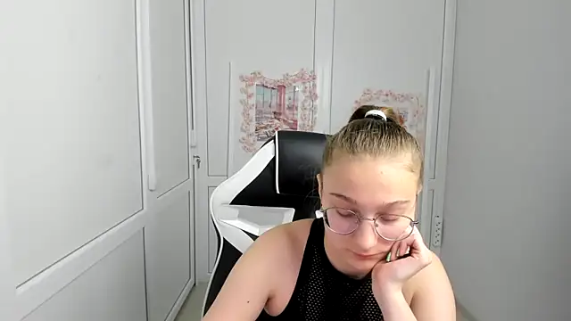 Snapshot of Mia_kristal chatting on June 7, 2026, 7:34 am Mia kristal online show from June 7, 2026, 7:34 am