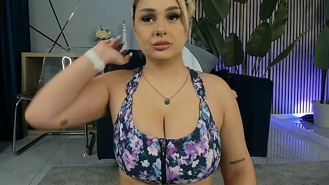 Snapshot of CurvyyVanessa chatting on March 28, 2026, 4:45 am CurvyyVanessa online show from March 28, 2026, 4:45 am