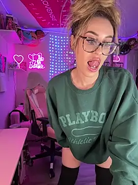Snapshot of laurenlotus chatting on May 4, 2026, 12:50 am laurenlotus online show from May 4, 2026, 12:50 am