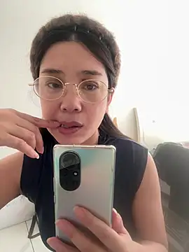 caomeibobo online show from March 25, 2026, 6:19 am