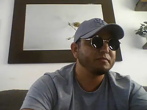 Snapshot of HOTB0Y18 chatting on April 20, 2026, 8:21 pm HOTB0Y18 online show from April 20, 2026, 8:21 pm