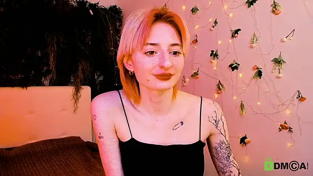 Snapshot of Kira__Cutie chatting on May 15, 2026, 11:45 pm Kira Cutie online show from May 15, 2026, 11:45 pm