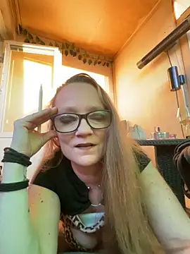 Snapshot of LizzieZ1975 chatting on May 22, 2026, 6:46 pm LizzieZ1975 online show from May 22, 2026, 6:46 pm