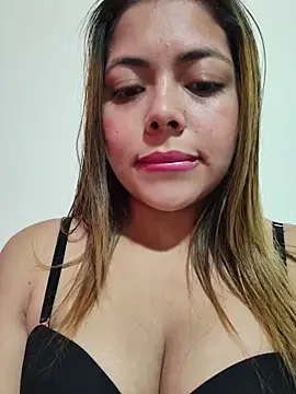 Snapshot of Yelii_ chatting on June 17, 2026, 8:32 pm Yelii online show from June 17, 2026, 8:32 pm