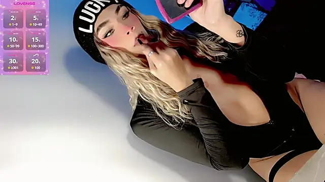 Snapshot of khloe_Gils chatting on April 13, 2026, 11:21 pm khloe Gils online show from April 13, 2026, 11:21 pm