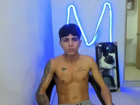  latinhot 420  online show from April 1, 2026, 10:40 pm