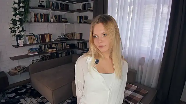 InesPiek online show from March 25, 2026, 8:53 am