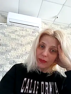 Snapshot of MiaLove183 chatting on March 26, 2026, 2:44 pm MiaLove183 online show from March 26, 2026, 2:44 pm