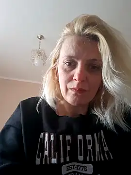 Snapshot of MiaLove183 chatting on April 1, 2026, 1:52 pm MiaLove183 online show from April 1, 2026, 1:52 pm