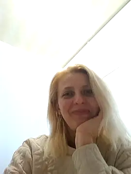 Snapshot of MiaLove183 chatting on April 18, 2026, 11:25 am MiaLove183 online show from April 18, 2026, 11:25 am