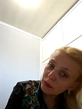 Snapshot of MiaLove183 chatting on April 19, 2026, 8:35 am MiaLove183 online show from April 19, 2026, 8:35 am
