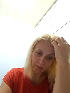 Snapshot of MiaLove183 chatting on July 14, 2026, 1:28 pm MiaLove183 online show from July 14, 2026, 1:28 pm