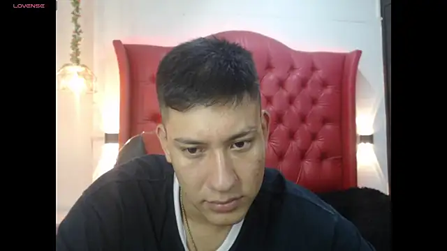 Snapshot of DominantBoy4 chatting on July 8, 2026, 1:32 am DominantBoy4 online show from July 8, 2026, 1:32 am