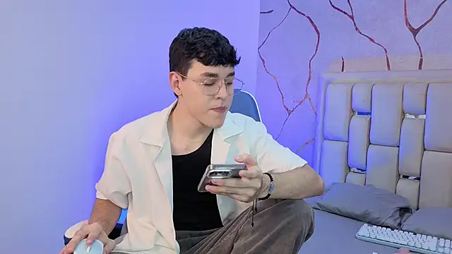 Snapshot of Tom_Parker_ chatting on March 21, 2026, 11:19 pm Tom Parker online show from March 21, 2026, 11:19 pm