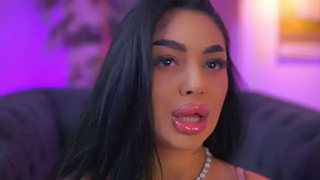 LatinaMorene online show from April 18, 2026, 7:07 pm