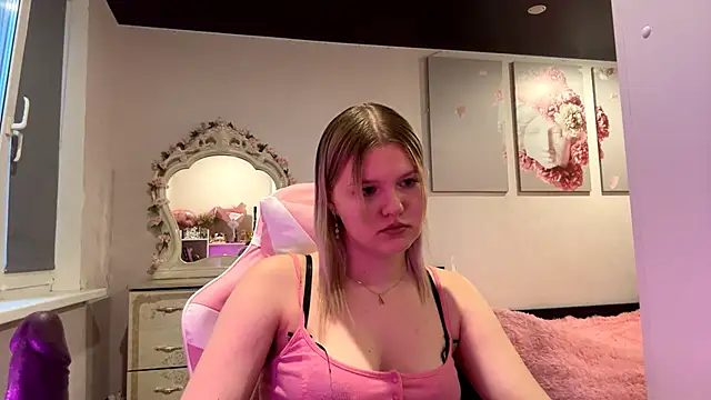 Snapshot of SweettAnny chatting on June 13, 2026, 5:55 pm SweettAnny online show from June 13, 2026, 5:55 pm