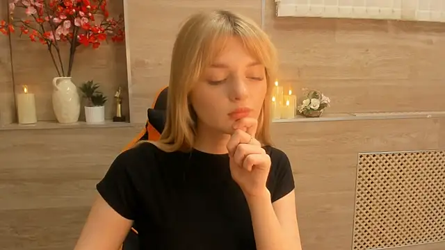 Snapshot of LoonelyTunes chatting on March 31, 2026, 11:43 am LoonelyTunes online show from March 31, 2026, 11:43 am