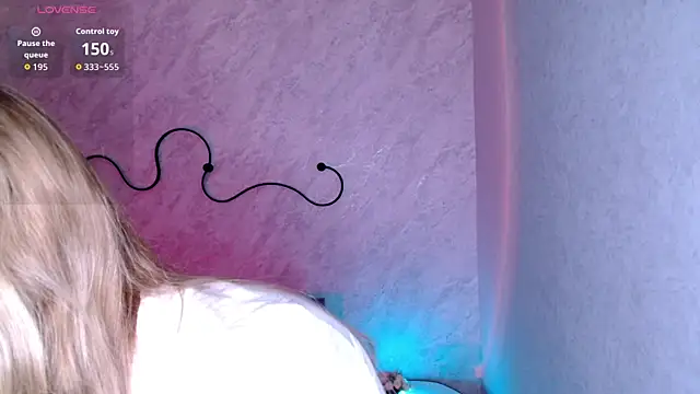 Snapshot of LulyDOLL chatting on April 10, 2026, 6:51 am LulyDOLL online show from April 10, 2026, 6:51 am